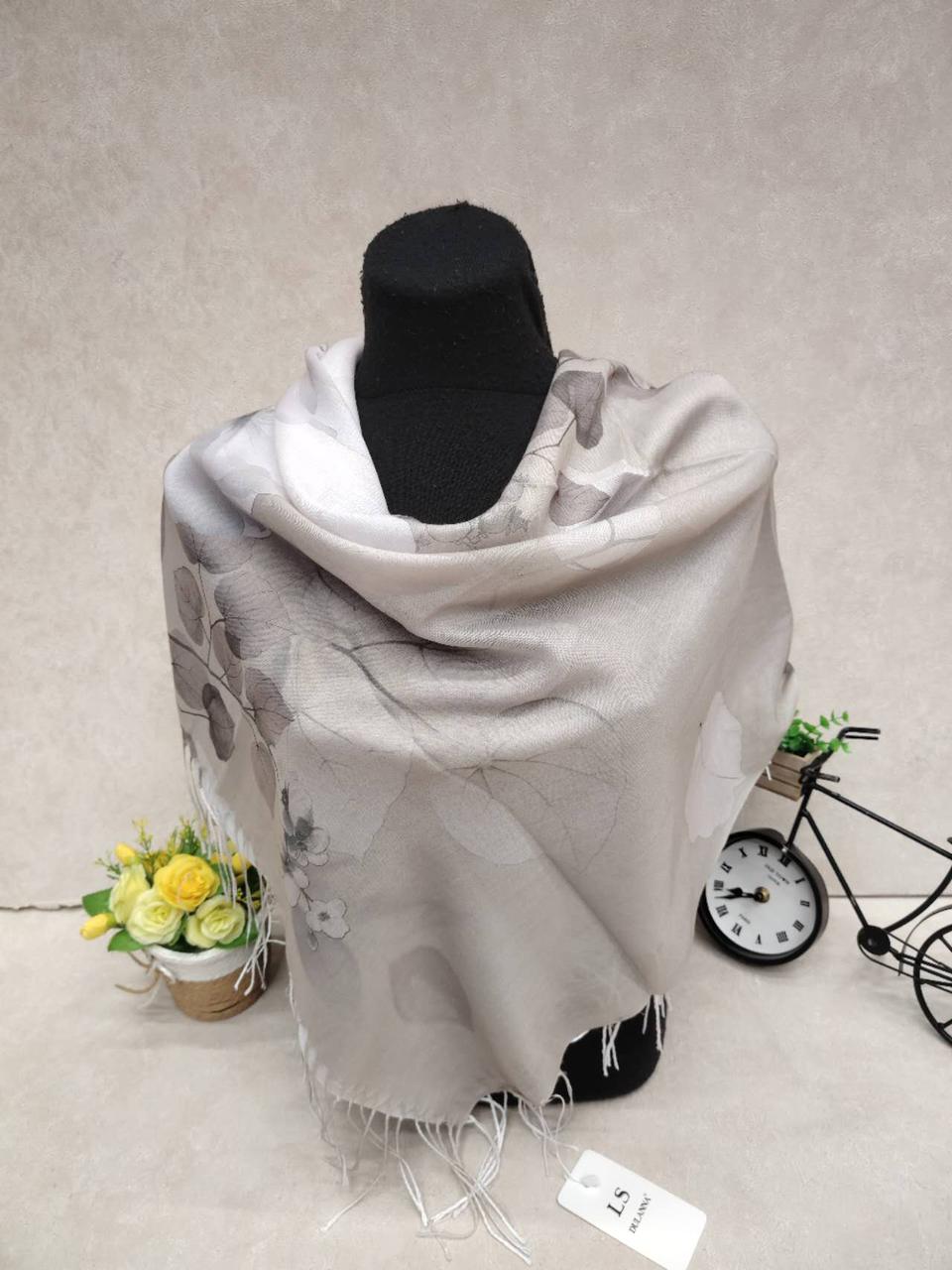 На фото 1 - Женский платок из кашемира, мультицвет