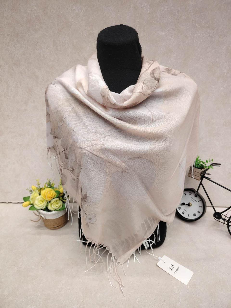 На фото 1 - Женский платок из кашемира, мультицвет