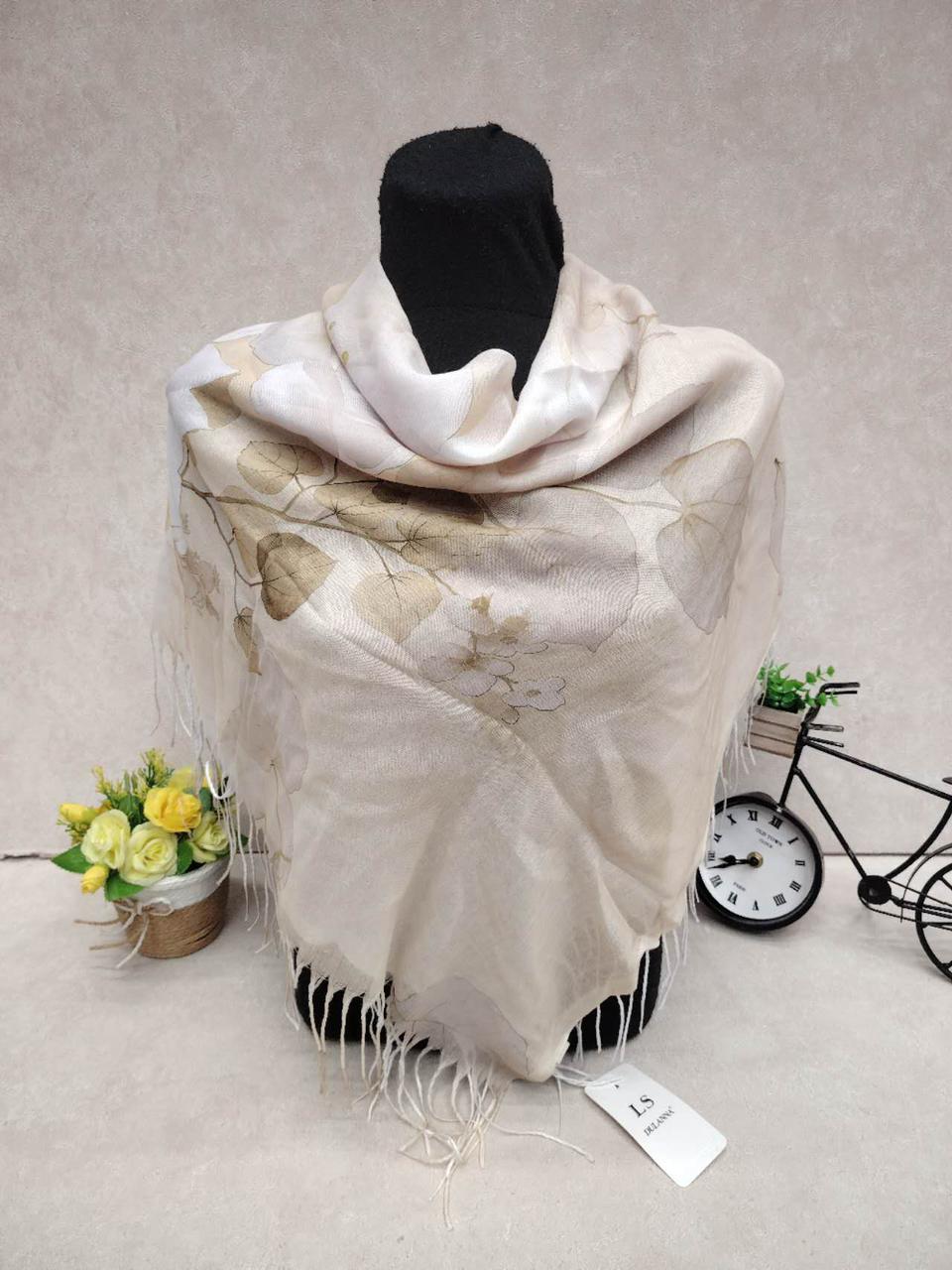 На фото 1 - Женский платок из кашемира, мультицвет