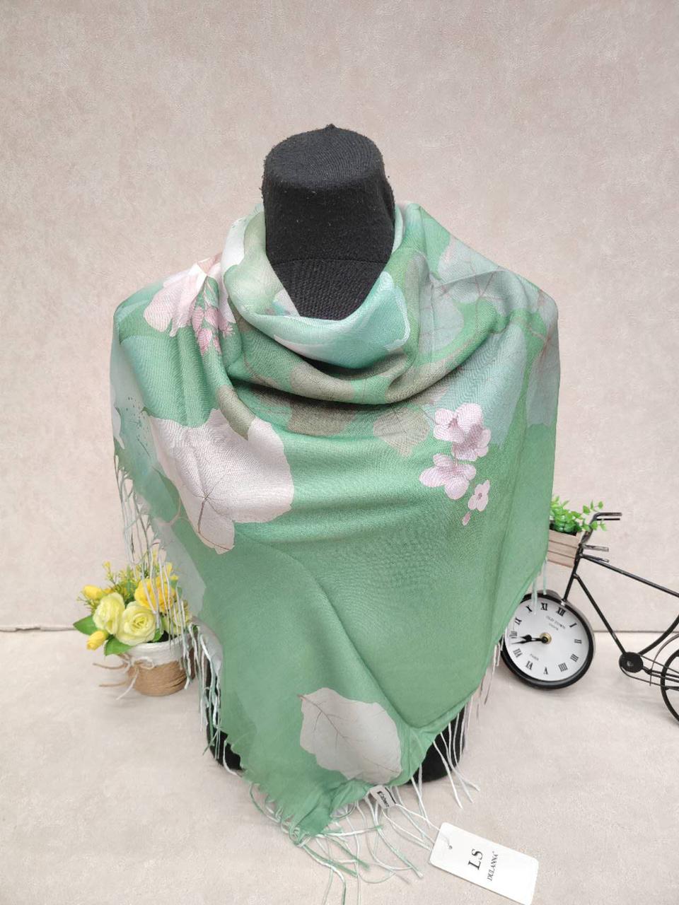 На фото 1 - Женский платок из кашемира, мультицвет