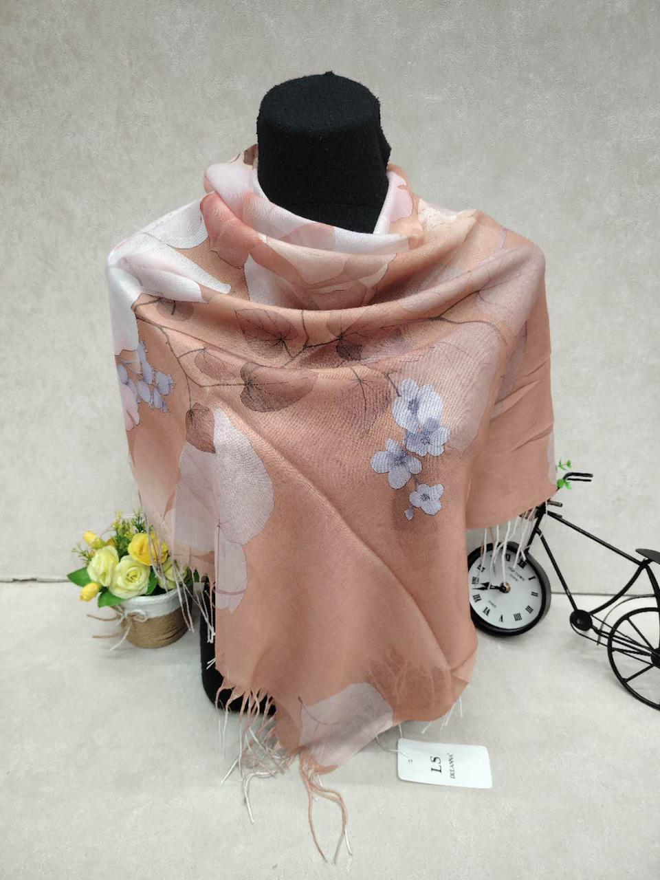 На фото 1 - Женский платок из кашемира, мультицвет