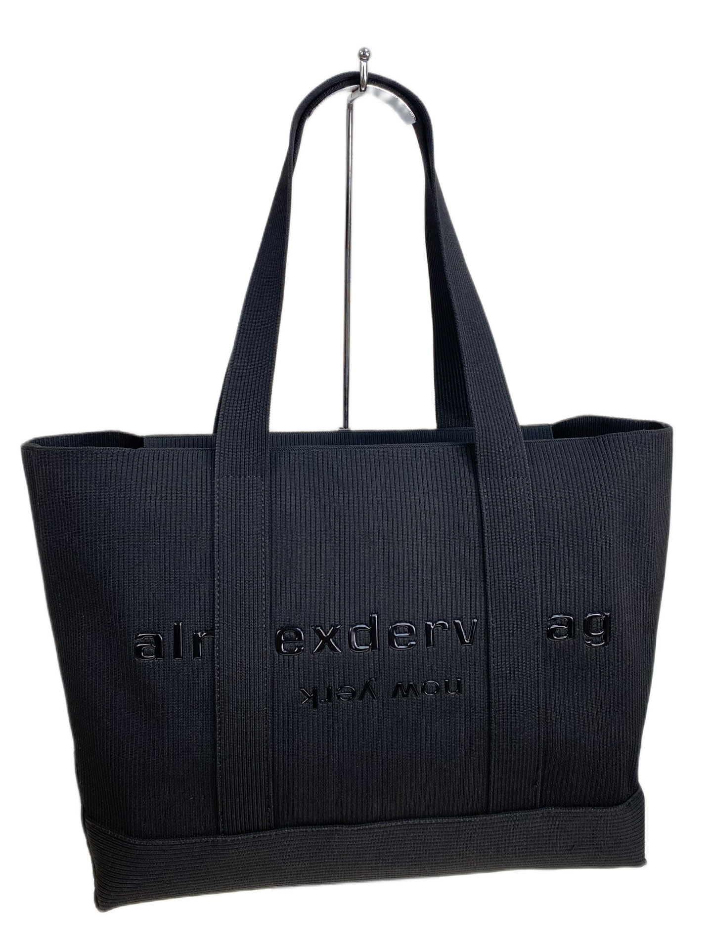 На фото 1 - Женская сумка из текстиля, цвет черный